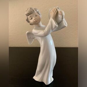 Nao by Llardro  “Angel With Tambourine” Figurine